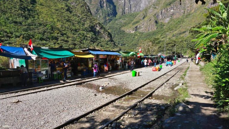 Auf dem Weg zum Machu Picchu entlang der Gleise